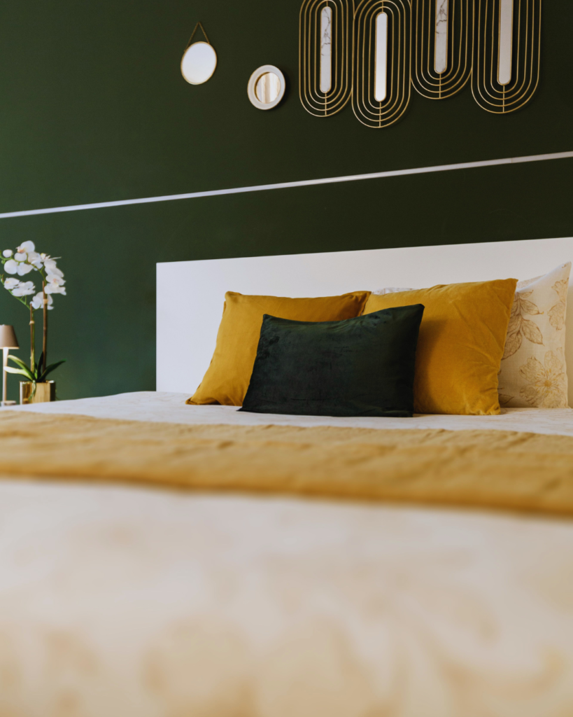  a green color bed room theme is the way to go. Green is the color of nature, growth, and harmony